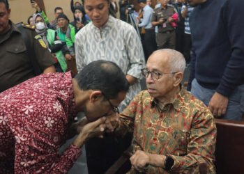 Nadiem Makarim mencium tangan ayahnya Nono Anwar Makarim di ruang sidang Pengadilan Tipikor Jakarta