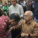 Nadiem Makarim mencium tangan ayahnya Nono Anwar Makarim di ruang sidang Pengadilan Tipikor Jakarta