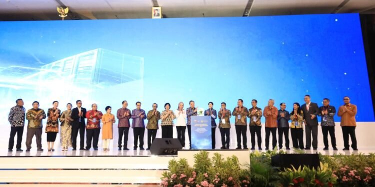 Hal tersebut disampaikan Pejabat Sementara Ketua Dewan Komisioner OJK Friderica Widyasari Dewi dalam Pertemuan Tahunan Industri Jasa Keuangan (PTIJK) 2026 di Jakarta, (5/2/2026). Menurut Friderica, fundamental perekonomian dan kinerja sektor jasa keuangan yang solid menjadi modal utama menjaga pertumbuhan ekonomi nasional.