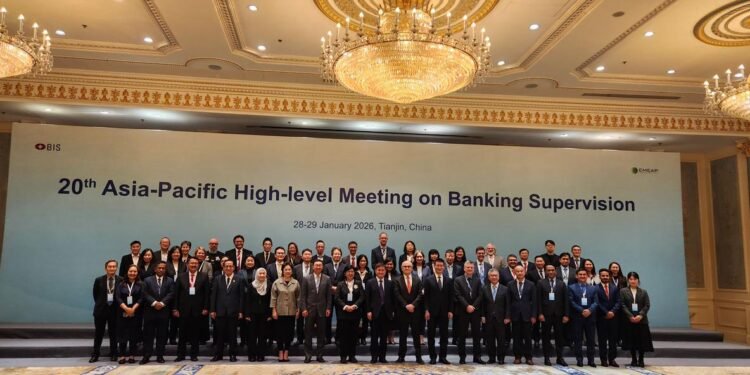 “Regulasi sektor keuangan, khususnya perbankan, memang menjadi semakin kompleks seiring dengan perkembangan industri perbankan. Sehingga perlu diikuti dengan pengawasan perbankan yang efektif dengan kapabilitas yang kuat,” kata Dian dalam sesi diskusi mengenai regulasi dan daya saing perbankan.