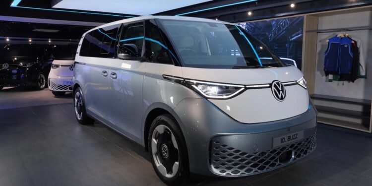 volkswagen-id-buzz-bozz-white-signature-edition-luncur
