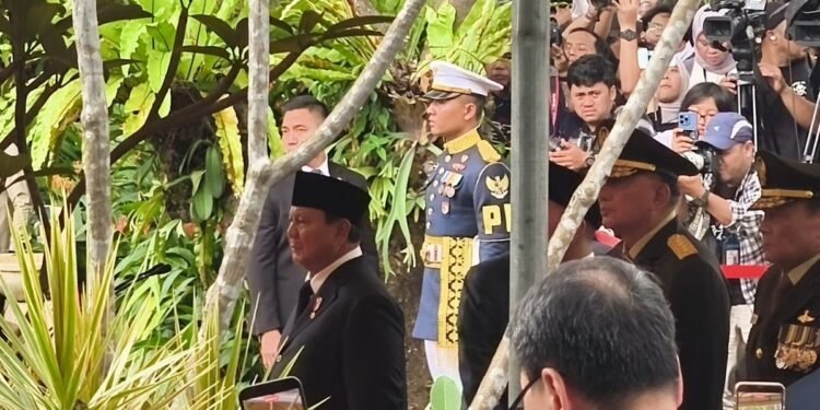Prabowo Pimpin Pemakaman Try Sutrisno di TMP Kalibata