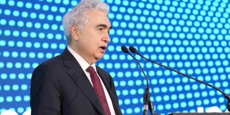 IEA Lepas 400 Juta Barel Cadangan Minyak Terbesar dalam Sejarah