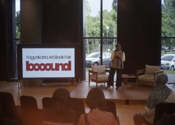 “Road to YKABF 2026” menjadi aktivasi publik awal yang memperkenalkan semangat eksperimentasi dan aksesibilitas, kepada audiens yang lebih luas, khususnya mahasiswa, akademisi, dan kreator muda. YKABF mendorong artbook dan zine sebagai medium alternatif dalam produksi pengetahuan—yang bersifat personal, berbasis proses, dan lekat dengan eksplorasi material. Melalui rangkaian program kurasi—mulai dari showcase, diskusi, hingga eksplorasi langsung—acara ini membuka ruang dialog antara praktik artistik dan wacana akademik dalam konteks penerbitan independen.