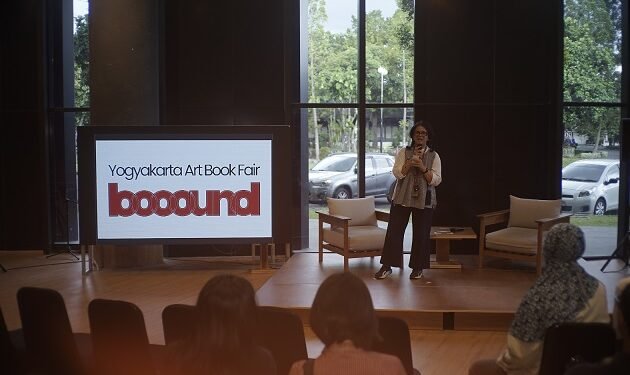 “Road to YKABF 2026” menjadi aktivasi publik awal yang memperkenalkan semangat eksperimentasi dan aksesibilitas, kepada audiens yang lebih luas, khususnya mahasiswa, akademisi, dan kreator muda. YKABF mendorong artbook dan zine sebagai medium alternatif dalam produksi pengetahuan—yang bersifat personal, berbasis proses, dan lekat dengan eksplorasi material. Melalui rangkaian program kurasi—mulai dari showcase, diskusi, hingga eksplorasi langsung—acara ini membuka ruang dialog antara praktik artistik dan wacana akademik dalam konteks penerbitan independen.