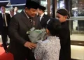 Diaspora Sambut Hangat Prabowo di Seoul, Anak-anak Serahkan Bunga
