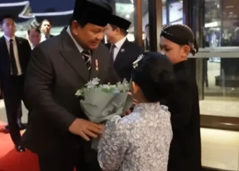 Diaspora Sambut Hangat Prabowo di Seoul, Anak-anak Serahkan Bunga
