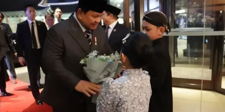 Diaspora Sambut Hangat Prabowo di Seoul, Anak-anak Serahkan Bunga