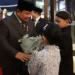 Diaspora Sambut Hangat Prabowo di Seoul, Anak-anak Serahkan Bunga