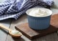 Ketiga, greek yoghurt. Minuman ini merupakan versi yoghurt yang lebih kental dan lebih asam dibanding yoghurt biasa karena kandungan airnya telah disaring, sehingga memiliki kandungan protein lebih tinggi. Greek yoghurt juga kaya akan kultur hidup yang dapat langsung mendukung kesehatan mikrobioma usus. Kandungan protein yang ada juga membantu memberikan rasa kenyang lebih lama, sementara kandungan kalsiumnya bermanfaat bagi kesehatan tulang