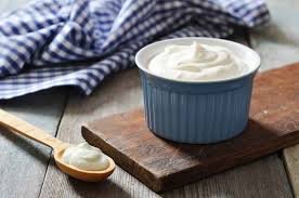 Ketiga, greek yoghurt. Minuman ini merupakan versi yoghurt yang lebih kental dan lebih asam dibanding yoghurt biasa karena kandungan airnya telah disaring, sehingga memiliki kandungan protein lebih tinggi. Greek yoghurt juga kaya akan kultur hidup yang dapat langsung mendukung kesehatan mikrobioma usus. Kandungan protein yang ada juga membantu memberikan rasa kenyang lebih lama, sementara kandungan kalsiumnya bermanfaat bagi kesehatan tulang