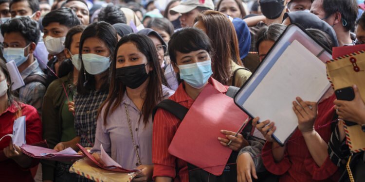 Sebagai informasi, berdasar standar International Labour Organization (ILO), seseorang yang bekerja setidaknya satu jam dalam seminggu termasuk dalam kategori penduduk bekerja. sesuai standar International Labour Organization (ILO). Dan menurut BPS, terdapat tiga kategori pekerja. Pertama. Pekerja penuh waktu (jam kerja minimal 35 jam per pekan). Kedua. Pekerja paruh waktu (jam kerja kurang dari 35 jam per pekan, tetapi tidak mencari pekerjaan, dan tidak bersedia menerima pekerjaan lain). Ketiga. Setengah pengangguran (jam kerja antara 1-34 jam per pekan, dan masih mencari pekerjaan atau bersedia menerima pekerjaan lain)
