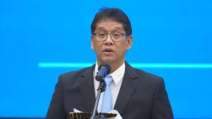 Menanggapi hal tersebut, Menteri Keuangan Purbaya Yudhi Sadewa menilai kondisi industri tidak bisa hanya dilihat dari perusahaan yang mengalami penurunan atau penutupan usaha. “Pertumbuhan ekonomi Indonesia yang masih berada di atas lima persen seharusnya juga mendorong munculnya perusahaan baru dan penyerapan tenaga kerja,” kata Purbaya dalam Bincang Bareng Media di Kebon Sirih, Jakarta (6/5/2026).