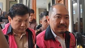 Hal ini karena keduanya telah memalsukan laporan keuangan Sritex pada 2017 hingga 2019, termasuk laporan keuangan konsolidasian interim per 30 Juni 2020. Pemalsuan dilakukan untuk memperoleh fasilitas kredit dari Bank Jateng, Bank Jabar, dan Bank DKI. Menurut Hakim Rommel, dana kredit tersebut dipakai membeli kendaraan, tanah, properti, dan apartemen. Padahal dana itu seharusnya digunakan untuk membayar kewajiban kepada pemasok. Sebagai akibatnya, Sritex gagal melunasi pinjaman kepada ketiga bank tersebut dan menyebabkan kerugian negara mencapai Rp1,35 triliun, terdiri atas kerugian Bank Jateng Rp502 miliar, Bank Jabar Rp543 miliar, dan Bank DKI Rp180 miliar.