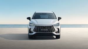 Menurut Eagle Zhao, peluncuran M6 DM menandai perluasan lini produk BYD di Indonesia setelah sebelumnya perusahaan menawarkan BYD M6 EV yang menggunakan sistem penggerak listrik murni.
