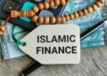 Berdasar Laporan yang diterbitkan DinarStandard, ekonomi Islam global kini memasuki fase pertumbuhan baru. Bila sebelumnya pertumbuhan lebih banyak ditopang oleh meningkatnya permintaan konsumen Muslim, kini fokus mulai bergeser pada penguatan rantai pasok halal, standardisasi, infrastruktur kepercayaan digital, serta pembiayaan syariah. Dan dalam salah satu kesimpulan SGIE 2025/2026 sebagaimana dikutip, (3/6/2026), daya saing ekonomi Islam masa depan akan dibentuk oleh integrasi standar, pembiayaan syariah, perdagangan, dan inovasi.