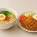 Tak hanya berdampak pada tekanan darah, kebiasaan makan mi instan larut malam juga dapat mengganggu kualitas tidur dan memengaruhi kerja hormon yang mengatur siklus tidur serta metabolisme tubuh. Di mana efeknya bahkan bisa dirasakan keesokan hari, mulai dari sakit kepala saat bangun tidur, tubuh terasa lelah, hingga tekanan darah yang tetap tinggi.