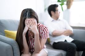 Menurut Amanda, selain tonic immobility, juga dikarenakan adanya relasi kuasa dalam hubungan juga berperan besar. Dominasi yang dilakukan pelaku dapat membuat korban berada pada posisi inferior sehingga sulit mengambil keputusan untuk melawan ataupun melarikan diri.
