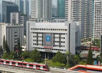 Berdasar pasal 7 beleid tersebut sebagaimana dikutip Rabu (15/7/2026), seluruh PNBP yang berlaku pada Kementerian Hukum wajib disetor ke kas negara. Adapun beberapa kenaikan tariff yang terjadi adalah sebagai berikut. Pertama. Biaya pengangkatan notaris ditetapkan menjadi Rp 5 juta per orang. Kedua. Tarif pengangkatan dan pengambilan sumpah calon penerjemah tersumpah menjadi Rp 4 juta per orang. Ketiga. Tarif permohonan mempekerjakan advokat asing pada kantor advokat beserta perpanjangan izinnya menjadi Rp 25 juta per orang per tahun.