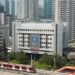 Berdasar pasal 7 beleid tersebut sebagaimana dikutip Rabu (15/7/2026), seluruh PNBP yang berlaku pada Kementerian Hukum wajib disetor ke kas negara. Adapun beberapa kenaikan tariff yang terjadi adalah sebagai berikut. Pertama. Biaya pengangkatan notaris ditetapkan menjadi Rp 5 juta per orang. Kedua. Tarif pengangkatan dan pengambilan sumpah calon penerjemah tersumpah menjadi Rp 4 juta per orang. Ketiga. Tarif permohonan mempekerjakan advokat asing pada kantor advokat beserta perpanjangan izinnya menjadi Rp 25 juta per orang per tahun.