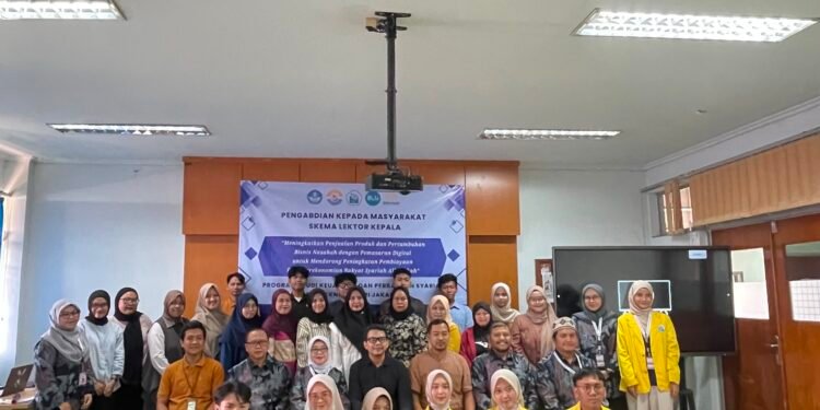Sementara itu, Ketua Pengabdian PkM Skema Lektor Kepala, Sylvia Rozza, menjelaskan bahwa kegiatan ini dirancang untuk memberikan pengetahuan sekaligus keterampilan praktis kepada peserta dalam memanfaatkan pemasaran digital. Materi yang diberikan tidak hanya membahas konsep pemasaran digital, tetapi juga strategi membangun identitas merek (branding), menghasilkan konten promosi yang menarik, memanfaatkan media sosial sebagai kanal pemasaran, hingga membangun hubungan yang lebih dekat dengan pelanggan melalui platform digital.