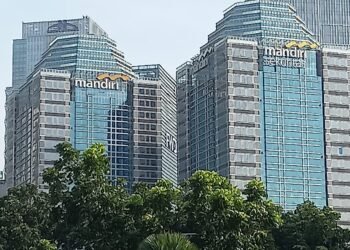 Sistem konglomerat adalah sistem ekonomi yang meniru begitu saja sistem ekonomi kapitalis liberal ala Amerika tanpa mempedulikan dampak negatifnya pada ekonomi rakyat, (Mubyarto, 2024:18). Ia merupakan contoh penggunaan teori ekonomi Neo-klasik (Barat, Amerika) yang selalu memihak pada pemilik modal dan tidak pernah memihak pada rakyat yang miskin, (Mubyarto, 2024:20-21).