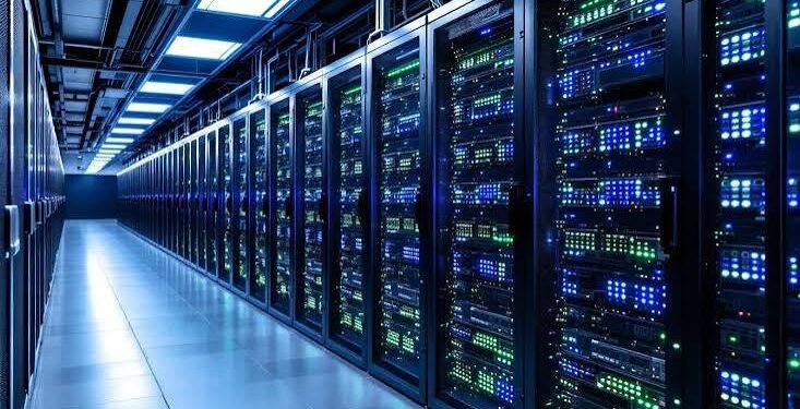 Menurut Erick, IDCEC sebagai sebuah asosiasi akan mendorong penguatan ekosistem pusat data nasional agar Indonesia tidak hanya menjadi lokasi pembangunan fasilitas, tetapi juga memiliki kemampuan industri yang lebih mandiri. Karena itu, IDCEC akan hadir untuk memperkuat kolaborasi antara operator pusat data, penyedia teknologi, investor, pemerintah, regulator, akademisi, dan tenaga profesional. Terlebih, kebutuhan infrastruktur pusat data juga semakin besar seiring meningkatnya pemanfaatan AI.