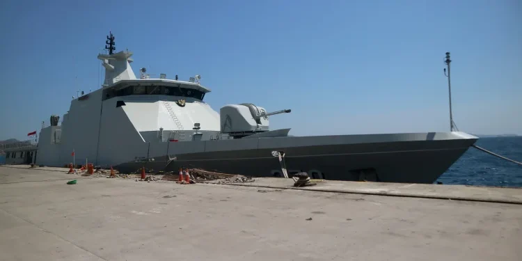 KRI Bung Hatta Angkut Logistik untuk Korban Gempa NTT
