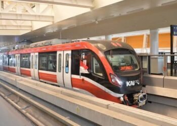 Sebelumnya, LRT Jakarta sepanjang 5,8 kilometer yang telah beroperasi sejak 2019, menghubungkan lima stasiun eksisting. Kelapa Gading, Boulevard Utara Summarecon Mall, Boulevard Selatan, Pulomas, Equestrian, dan Velodrome. Panjang lintasan itu akan bertambah menjadi 12,2 kilometer apabila LRT Jakarta Fase 1B, yang melintasi Stasiun Rawamangun, Pramuka, Kayu Manis, Matraman, dan Manggarai, telah diresmikan