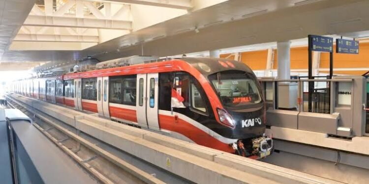 Sebelumnya, LRT Jakarta sepanjang 5,8 kilometer yang telah beroperasi sejak 2019, menghubungkan lima stasiun eksisting. Kelapa Gading, Boulevard Utara Summarecon Mall, Boulevard Selatan, Pulomas, Equestrian, dan Velodrome. Panjang lintasan itu akan bertambah menjadi 12,2 kilometer apabila LRT Jakarta Fase 1B, yang melintasi Stasiun Rawamangun, Pramuka, Kayu Manis, Matraman, dan Manggarai, telah diresmikan