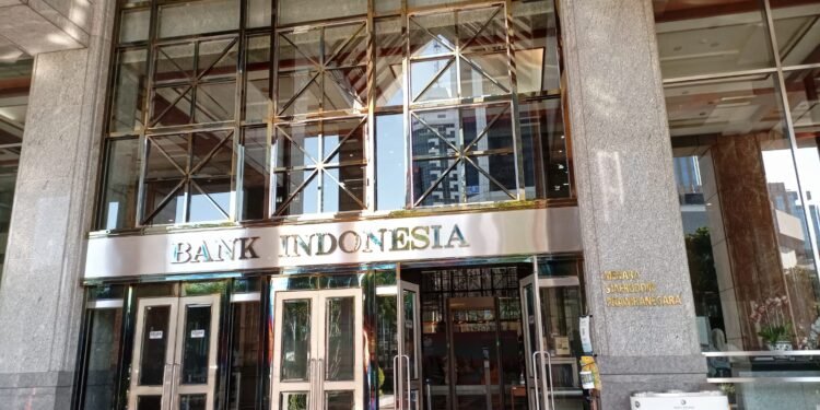 Menurut Destry, untuk mengurai permasalahan tersebut, BI akan memberikan disinsentif dalam bentuk GWM (Giro Wajib Minimum) pada bank tersebut. Sementara bank-bank lain yang kepemilikan SSB-nya relatif di bawah, di mana BI menempatkan di 19 persen dari total DPK (Dana Pihak Ketiga) mereka, maka BI akan memberikan insentif, yaitu penurunan GWM.