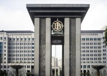 Menurut Destry Damayanti, keputusan ini tetap konsisten dengan strategi stabilisasi nilai tukar rupiah di tengah tekanan eksternal yang masih kuat. BI juga terus memperkuat kebijakan insentif untuk menarik aliran masuk modal asing dan menjaga stabilitas nilai tukar rupiah, serta mempercepat pendalaman pasar uang dan pasar valas (PUVA).