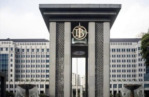 Menurut Destry Damayanti, keputusan ini tetap konsisten dengan strategi stabilisasi nilai tukar rupiah di tengah tekanan eksternal yang masih kuat. BI juga terus memperkuat kebijakan insentif untuk menarik aliran masuk modal asing dan menjaga stabilitas nilai tukar rupiah, serta mempercepat pendalaman pasar uang dan pasar valas (PUVA).