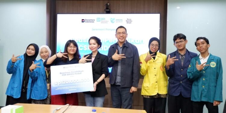 brids-kembali-salurkan-beasiswa-12-mahasiswa