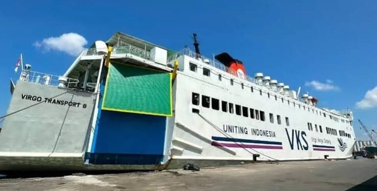 Sebagai informasi, KMP Virgo Transport 8 yang dinakhodai oleh Arief Yunianto bertolak dari Pelabuhan Surabaya pada Sabtu (12/9/2026) sekitar pukul 06.52 LT (Local Time) dengan tujuan Pelabuhan Banjarmasin. Berdasarkan data manifes, kapal tersebut mengangkut sebanyak 243 orang. Hingga sore hari ini, Basarnas berhasil mengevakuasi 107 korban selamat dan enam korban meninggal dunia. Sebanyak 136 penumpang masih dalam proses pencaria