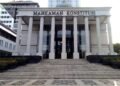 Di tempat yang sama, salah satu Pemohon yaitu Denny Indrayana meminta dibedakan antara diskualifikasi dengan mekanisme pemberhentian atau removal from office. Menurutnya, Pasal 7A dan Pasal 7B UUD 1945 mengenai pemberhentian Presiden dan Wakil Presiden tidak tepat digunakan apabila persoalan yang dipersoalkan adalah tidak terpenuhinya syarat calon sejak awal. Ia menilai forum yang tepat untuk menguji persoalan tersebut adalah MK sebagai lembaga peradilan pemilu. Denny kemudian mengusulkan penggunaan disqualification bukan removal from office.