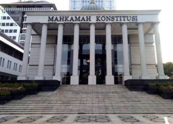 Di tempat yang sama, salah satu Pemohon yaitu Denny Indrayana meminta dibedakan antara diskualifikasi dengan mekanisme pemberhentian atau removal from office. Menurutnya, Pasal 7A dan Pasal 7B UUD 1945 mengenai pemberhentian Presiden dan Wakil Presiden tidak tepat digunakan apabila persoalan yang dipersoalkan adalah tidak terpenuhinya syarat calon sejak awal. Ia menilai forum yang tepat untuk menguji persoalan tersebut adalah MK sebagai lembaga peradilan pemilu. Denny kemudian mengusulkan penggunaan disqualification bukan removal from office.