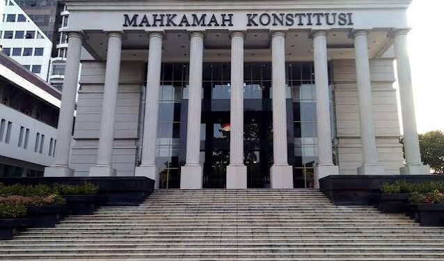 Di tempat yang sama, salah satu Pemohon yaitu Denny Indrayana meminta dibedakan antara diskualifikasi dengan mekanisme pemberhentian atau removal from office. Menurutnya, Pasal 7A dan Pasal 7B UUD 1945 mengenai pemberhentian Presiden dan Wakil Presiden tidak tepat digunakan apabila persoalan yang dipersoalkan adalah tidak terpenuhinya syarat calon sejak awal. Ia menilai forum yang tepat untuk menguji persoalan tersebut adalah MK sebagai lembaga peradilan pemilu. Denny kemudian mengusulkan penggunaan disqualification bukan removal from office.