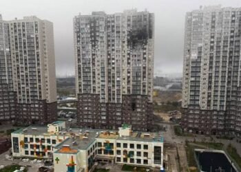 Sementara itu, Wali Kota Moskow Sergei Sobyanin mengatakan pertahanan Rusia telah mencegat lebih dari 1.600 drone sejak Sabtu, dengan sekitar 450 di antaranya disebut mengarah ke ibu kota. Di tempat terpisah, Gubernur wilayah Moskow Andrey Vorobyov juga mengatakan jika dua orang tewas dalam serangan terpisah dan korban ketiga kemudian meninggal di rumah sakit. Di distrik Ramenskoye, sekitar 400 orang, termasuk 70 anak, dievakuasi dari sebuah gedung apartemen 21 lantai setelah serangan menyebabkan kebakaran dan kerusakan.