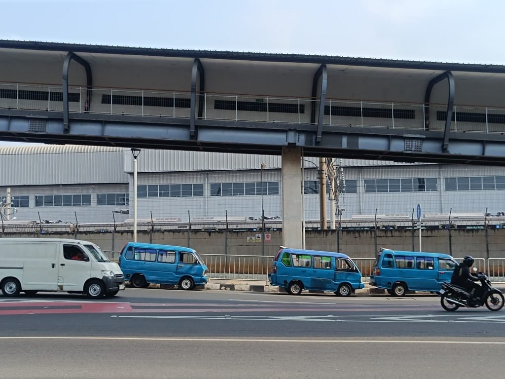 Angkot ngetem masih ditemui di Jakarta - Rendy MR 
