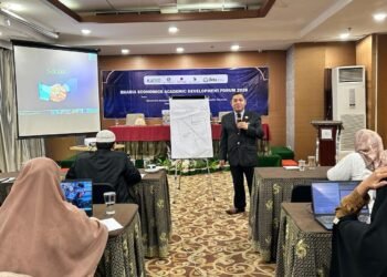 Sementara itu, Presiden Direktur Iqtishad Consulting Indonesia yang juga Ketua Umum MASPERA (Masyarakat Peduli Agraria), Associate Professor Agustianto Mingka, M.A., menyampaikan materi mengenai metodologi yurisprudensi ekonomi Islam sebagai pendekatan untuk memberikan solusi terhadap berbagai persoalan baru yang muncul seiring dinamika dan kemajuan ekonomi syariah di Indonesia.