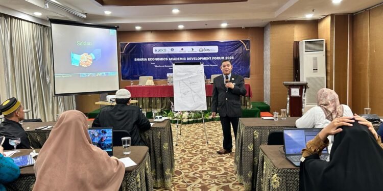 Sementara itu, Presiden Direktur Iqtishad Consulting Indonesia yang juga Ketua Umum MASPERA (Masyarakat Peduli Agraria), Associate Professor Agustianto Mingka, M.A., menyampaikan materi mengenai metodologi yurisprudensi ekonomi Islam sebagai pendekatan untuk memberikan solusi terhadap berbagai persoalan baru yang muncul seiring dinamika dan kemajuan ekonomi syariah di Indonesia.